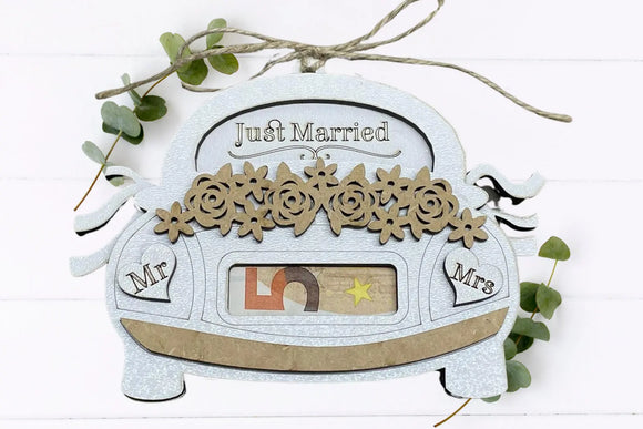 Geldgeschenk Hochzeit in Autoform aus HDF-Holz mit Just Married Gravur und Sichtfenster für Geldschein