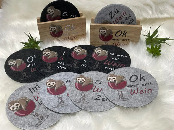 Runde Filzuntersetzer mit Weinsprüchen und süßem Faultier im Weinglas