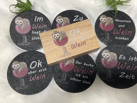 Sprüche wie „Im Wein liegt die Wahrheit“ auf hochwertigen Filzuntersetzern