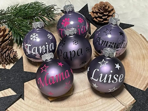Fliederfarbene Weihnachtskugel mit Name „Tanja“ und weißen Schneeflocken – personalisiert