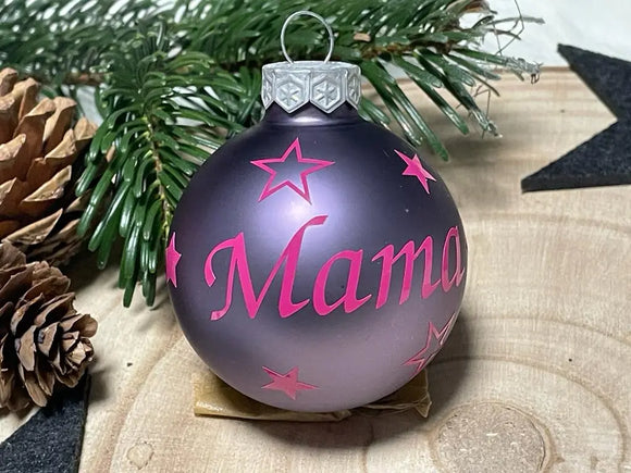 Individuell beschriftete Weihnachtskugel für den Baum – fliederfarben mit Motiv