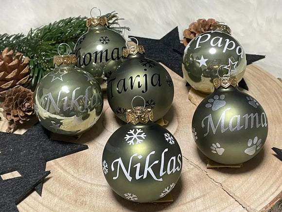 Grüne Weihnachtskugel mit Namen „Niklas“ und weißen Schneeflocken – personalisiert