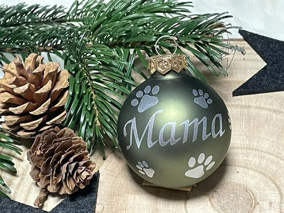 Glänzend grüne Weihnachtskugel mit Name „Thomas“ und weißen Sternen