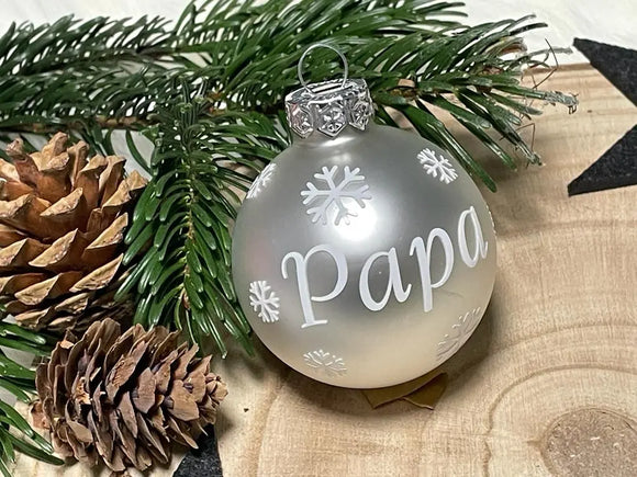 Silberne Weihnachtskugel mit schwarzer Aufschrift „Mama“ – mit Schneeflocken oder Pfoten