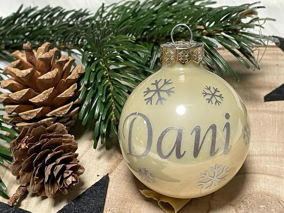 Matte Weihnachtskugel Creme mit Wunschtext & Sternmotiv – individuell gestaltet
