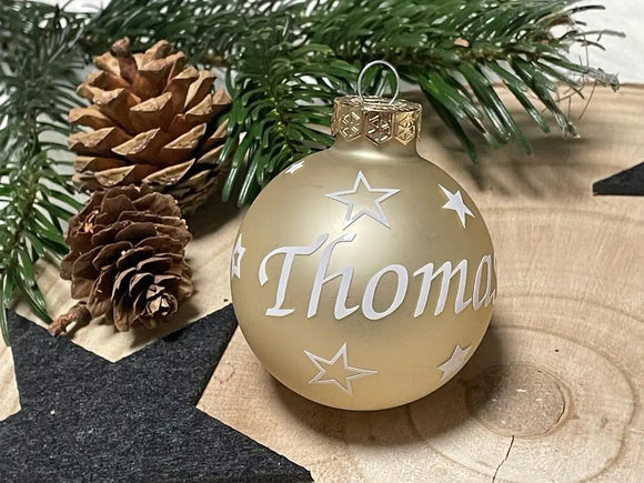 Personalisierte Weihnachtskugel mit Namen & weißen Schneeflocken auf hell-cremefarbenem Glas