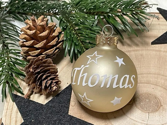 Edle Weihnachtskugel mit Namen & winterlichem Motiv – personalisiert für den Weihnachtsbaum