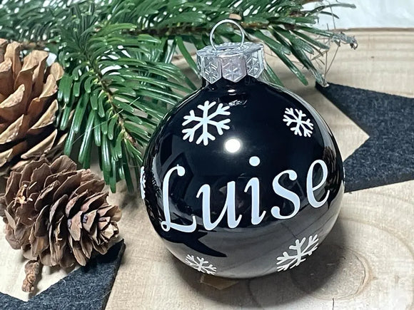 Mattschwarze Weihnachtskugel mit weißem Schriftzug „Dani“ und Sternen