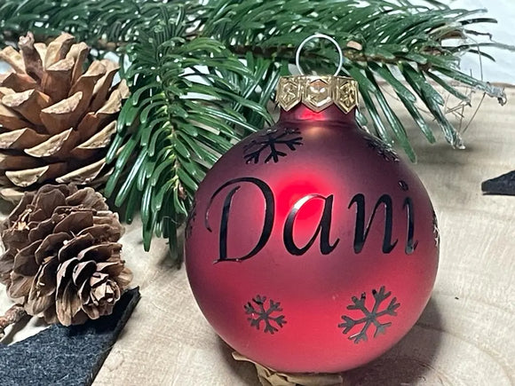 Personalisierte Weihnachtskugel mit silberner Aufschrift – Unikat für den Tannenbaum