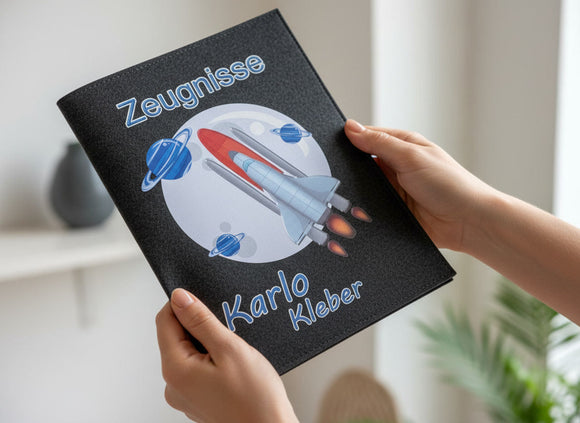 Detailaufnahme einer personalisierten Zeugnismappe aus Filz mit Namensdruck, hochwertiges Filzmaterial und saubere Verarbeitung