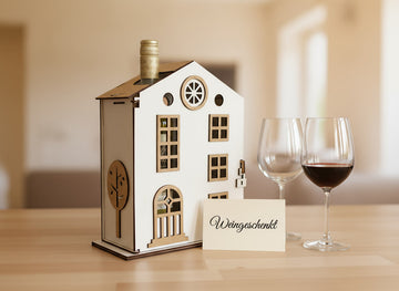 Weingeschenk für Weinliebhaber – dekoratives Holzhaus als stilvolle Geschenkidee zum Einzug