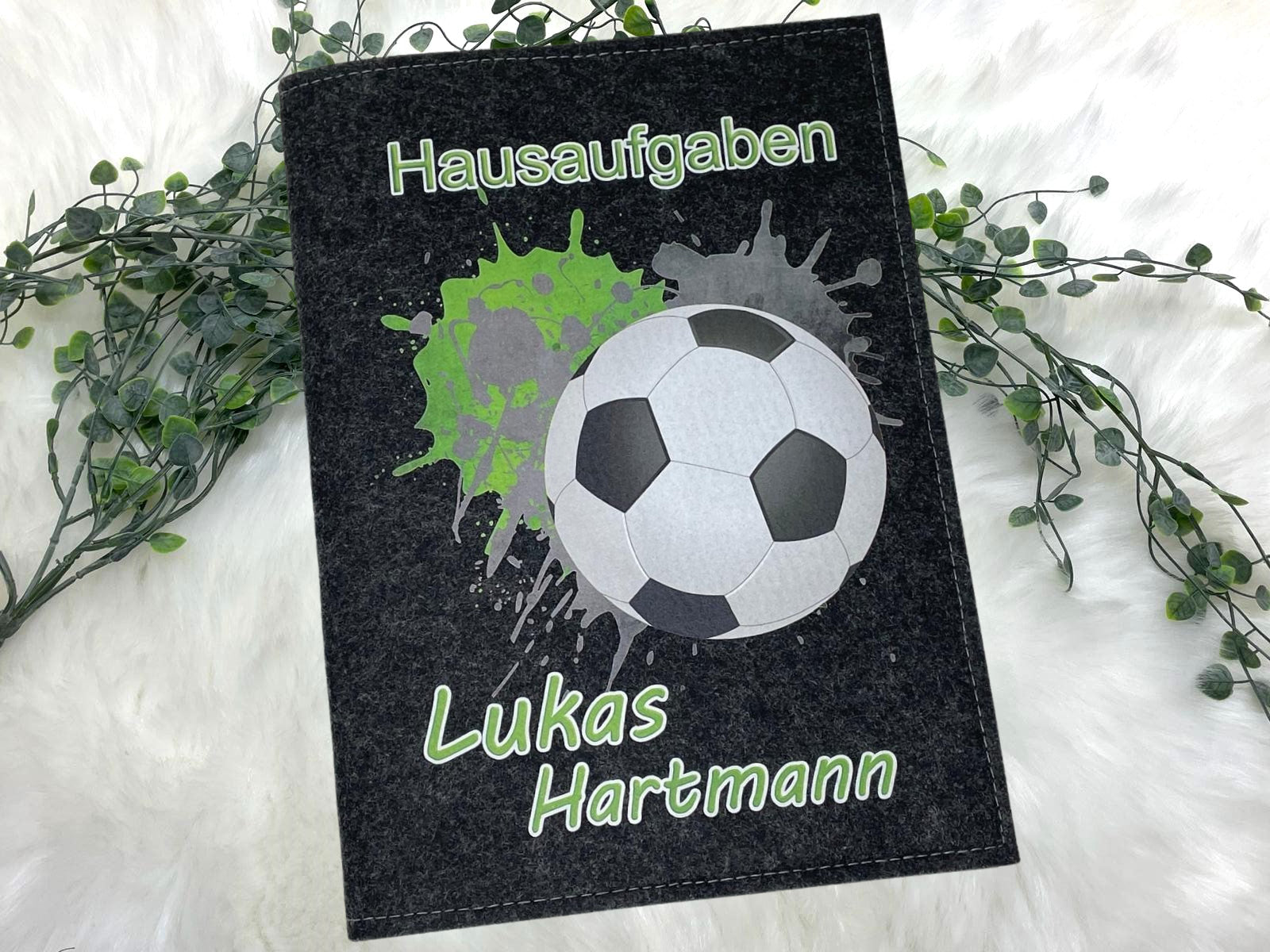 Hausaufgabenheft Hülle Filz Fussball grün hell inkl Heft Schulheft Schutzhülle Umschlag Geschenkidee Einschulung personalisierbar mit Namen