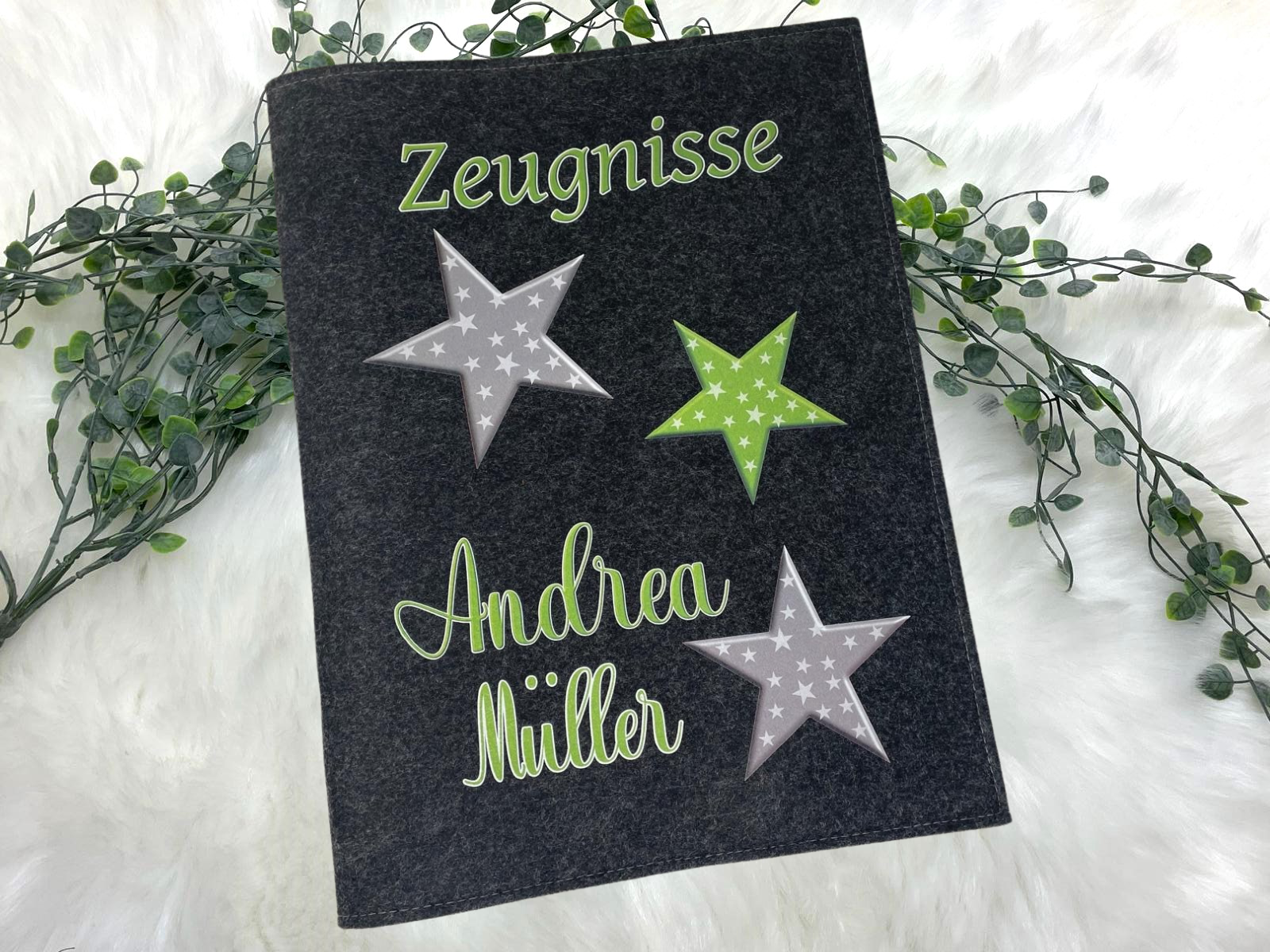 Eine Zeugnismappe mit grünen Sternen und den Worten "zengiisse". Perfekt für deine Zeugnisse! 🌟📚 #Zeugnismappe #grüneSterne #zengiisse