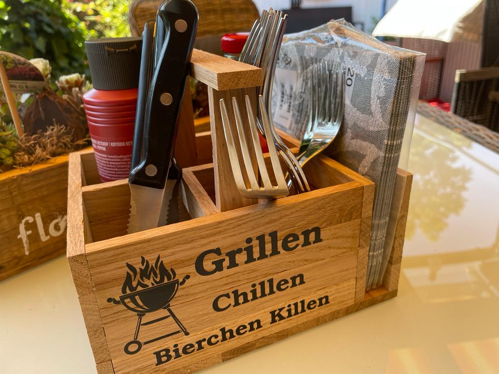 Genießen Sie das Grillen mit einem kühlen Bierchen in der Hand und halten Sie Ihr Besteck griffbereit mit dem Grill Utensilo!