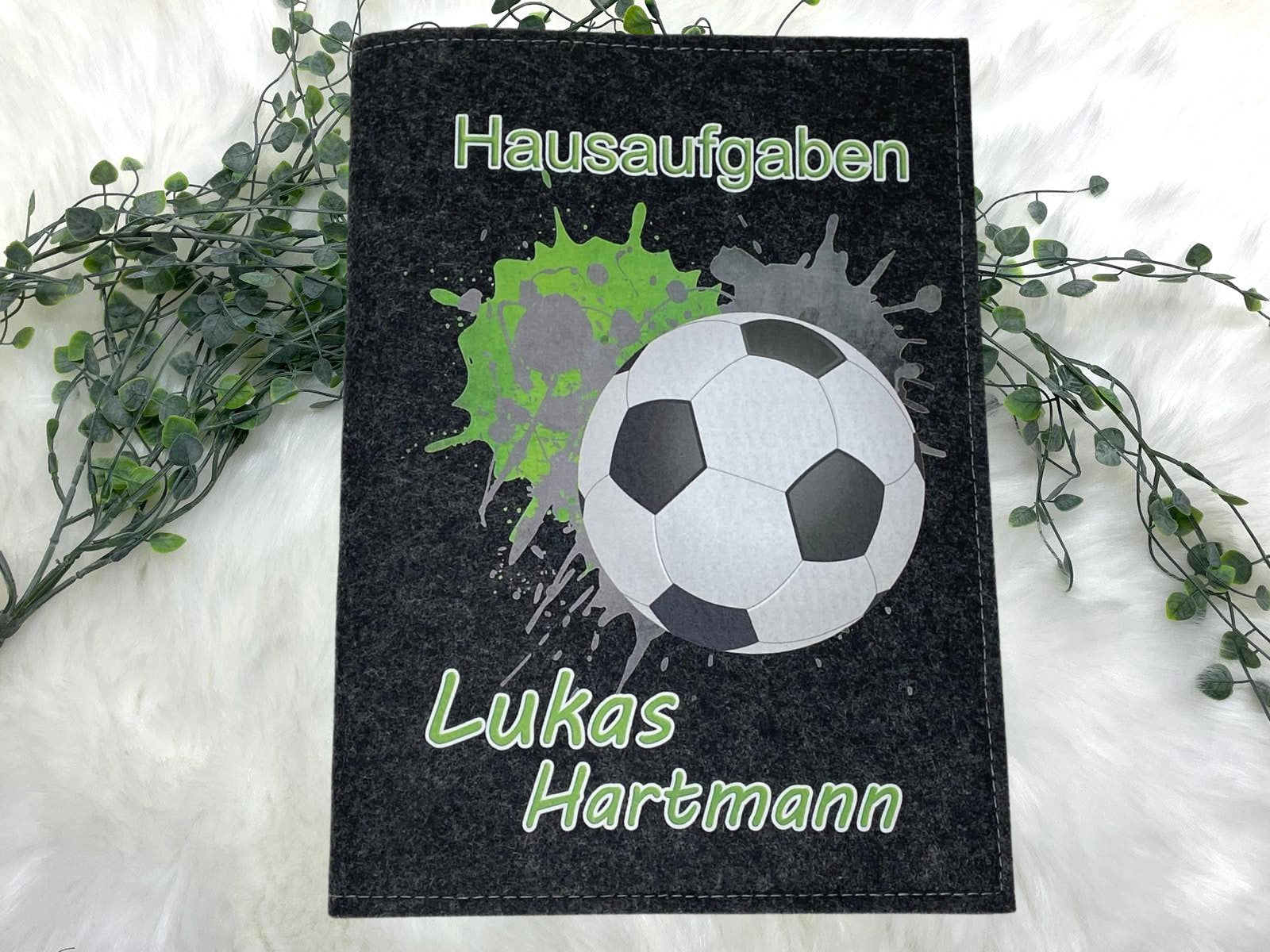 Hausaufgabenheft Hülle Filz Fussball grün hell inkl Heft Schulheft Schutzhülle Umschlag Geschenkidee Einschulung personalisierbar mit Namen