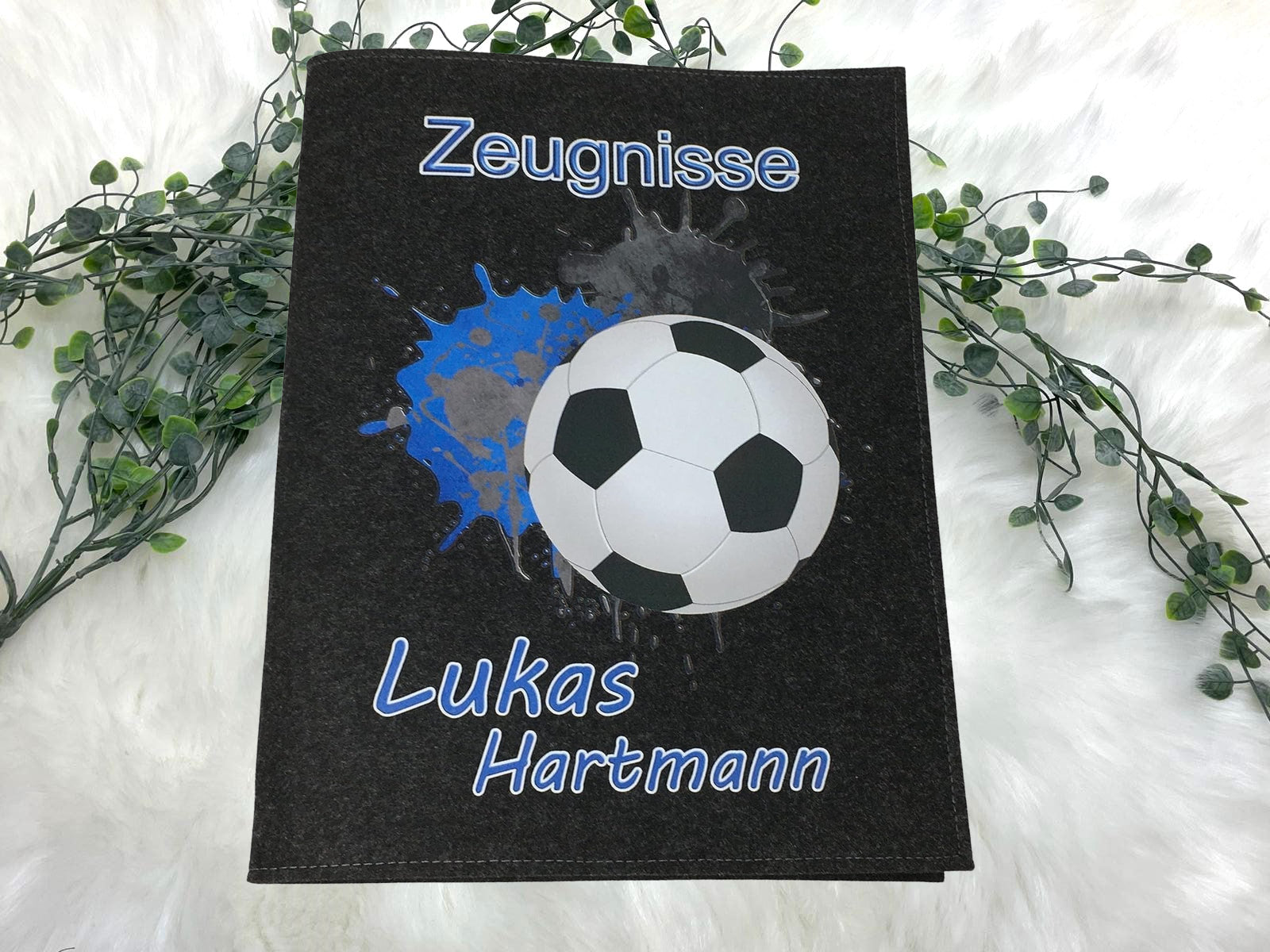 Fußball-Zeugnismappe mit individueller Gestaltung. Perfekt für Fußballfans und als Geschenk geeignet.