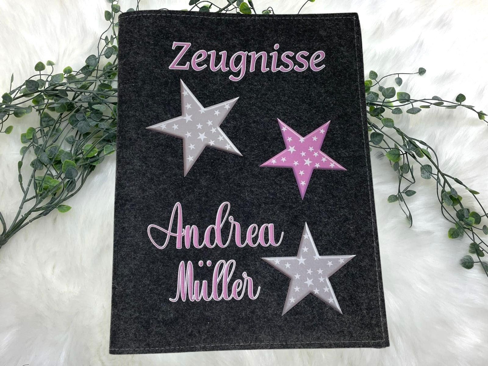 Ein personalisiertes Filz-Zeugnismapp emit Sternen - das perfekte Geschenk zum Schulanfang. Alles für den Schulstart.