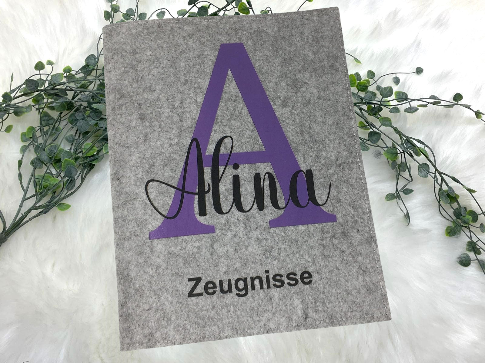 Personalisiertes zeugnismappe aus Filz mit Namen und Initial - perfektes Geschenk zur Einschulung.