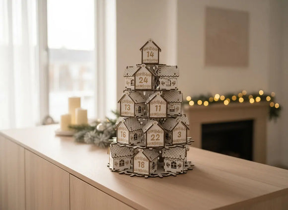 Detailaufnahme der kleinen Holzhäuschen im Adventskalender Turm