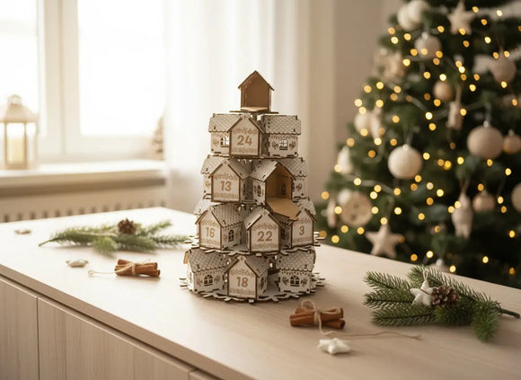 Adventskalender Holz mit Häuschen und sanfter Weihnachtsbeleuchtung im Hintergrund
