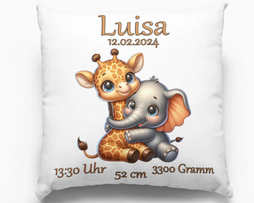 Geburtskissen mit Giraffe und Elefant als Freunde – zwei niedliche Tierbabys sitzen nebeneinander und umarmen sich liebevoll, darunter die Geburtsdaten.