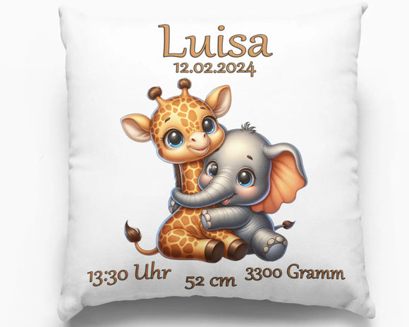 Geburtskissen mit Giraffe und Elefant als Freunde – zwei niedliche Tierbabys sitzen nebeneinander und umarmen sich liebevoll, darunter die Geburtsdaten.