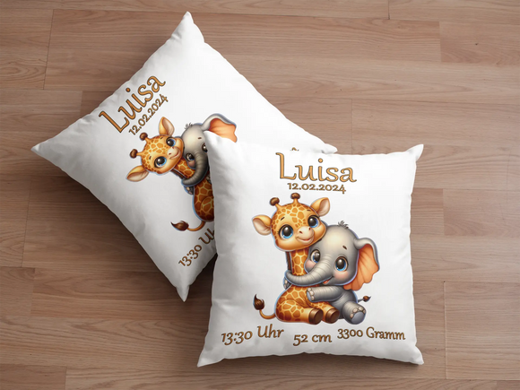 Kuschelkissen zur Geburt mit Tierfreunden – süße Illustration einer Baby-Giraffe und eines Elefanten mit großen Augen, umrahmt von Uhrzeit, Gewicht, Größe und Geburtsdatum.