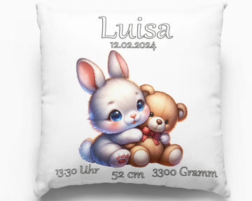 Geburtskissen mit Häschen und Teddybär – niedliches weißes Kaninchen mit rosa Pfötchen kuschelt einen braunen Teddy, darunter die Geburtsdaten.