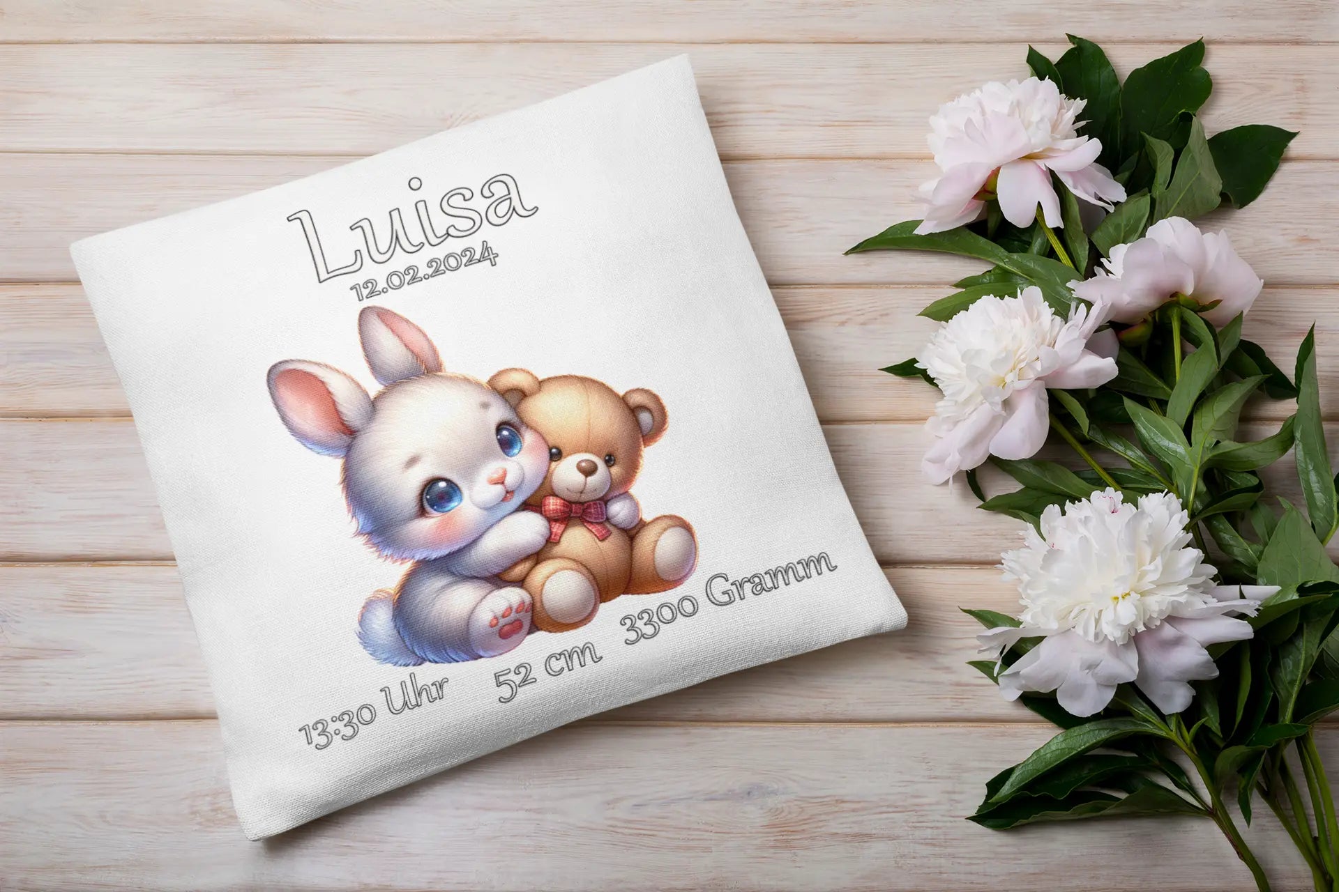 Baby-Kissen mit süßem Kaninchen und Plüschbär – weiches Kissen mit detaillierter Illustration eines Häschens, das einen Teddybären umarmt, umrahmt von Geburtsangaben.