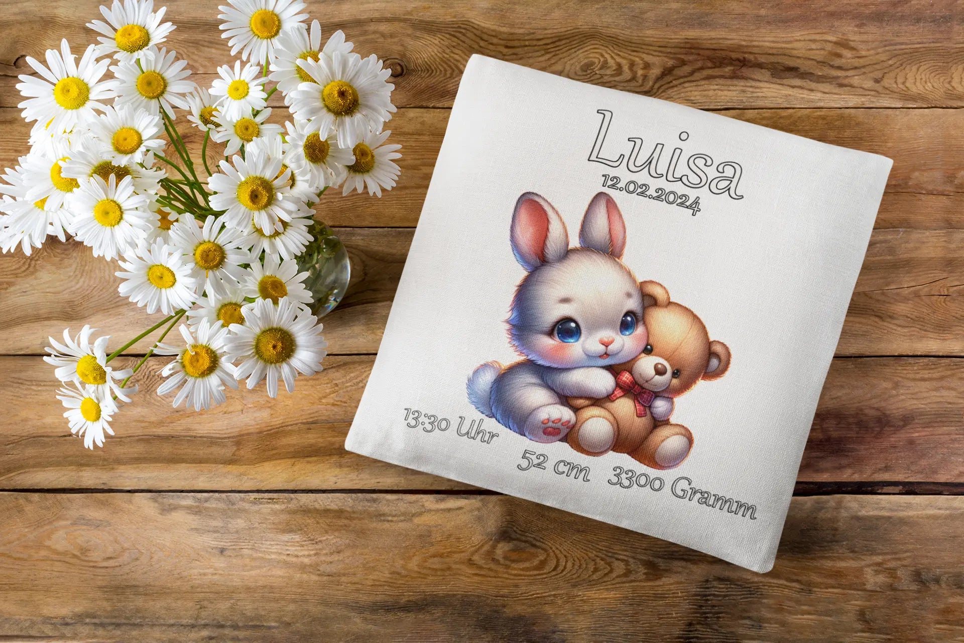 Geschenkidee zur Geburt mit Kaninchenbaby und Teddy – bezauberndes Duo aus Hasenkind und Plüschtier auf weißem Hintergrund mit zarter Schrift.