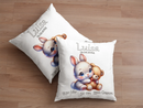Personalisierbares Kissen mit Hase und Teddybär für Babys – kindliches Design in warmen Farbtönen mit liebevoll gezeichneten Tierfreunden und Geburtswerten.