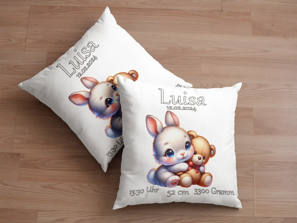 Personalisierbares Kissen mit Hase und Teddybär für Babys – kindliches Design in warmen Farbtönen mit liebevoll gezeichneten Tierfreunden und Geburtswerten.