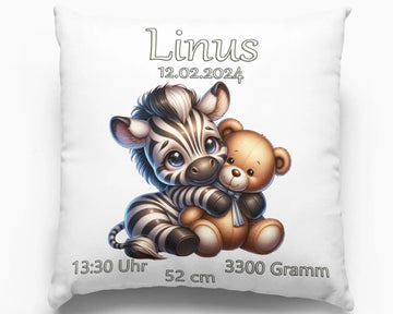 Kissen mit Zebra und Teddybär-Illustration – niedliches Zebra kuschelt sich an einen süßen Teddybär, beide sitzen auf weißem Hintergrund mit Geburtsdaten.