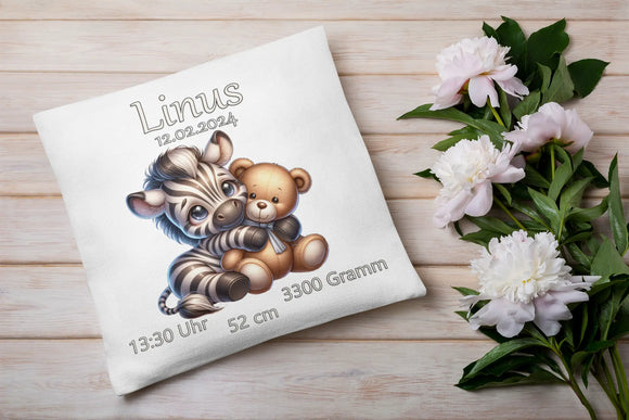 Zebra und Bär auf Geburtskissen – hochwertiges Druckmotiv mit Datum, Uhrzeit, Gewicht und Größe, perfekt als Babygeschenk.