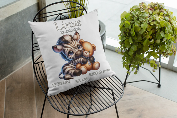 Baby-Kissen mit Tierduo Zebra und Bär – modernes Tierdesign mit zarten Details, ergänzt durch Geburtsinformationen.