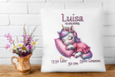 Einhorn-Kissen als Geschenk zur Geburt – niedliches schlafendes Einhorn auf einem pinken Kissen, ergänzt durch Uhrzeit, Gewicht, Größe und Datum.
