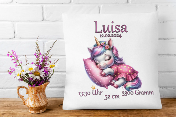 Einhorn-Kissen als Geschenk zur Geburt – niedliches schlafendes Einhorn auf einem pinken Kissen, ergänzt durch Uhrzeit, Gewicht, Größe und Datum.