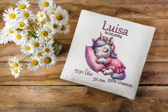 Kuschelkissen mit Fabelwesen und personalisierten Angaben – fantasievolles Motiv eines schlafenden Einhorns in Rosa-Lila-Tönen mit Geburtsdaten.