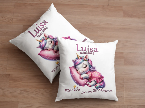 Zauberhaftes Geburtskissen mit liegendem Einhorn – detailreiche Illustration eines schlummernden Einhorns mit Regenbogenmähne und Schlafanzug.