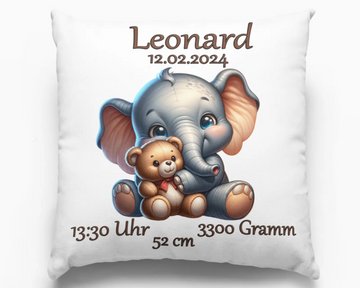 Geburtskissen mit Elefant und Teddybär – liebevoll gestalteter Baby-Elefant umarmt einen Plüschbären, darunter Angaben zu Uhrzeit, Größe, Gewicht und Geburtsdatum.