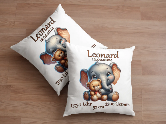 Kuschelkissen zur Geburt mit Elefant und Bär – niedliches Duo aus Elefantenbaby und Teddybär in der Mitte, ergänzt durch personalisierbare Geburtsdaten.