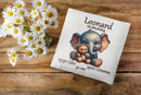 Personalisierbares Kissen mit Elefant und Kuscheltier – Elefantenbaby mit großen Ohren und Teddybär, eingerahmt von Uhrzeit, Gewicht, Größe und Datum.
