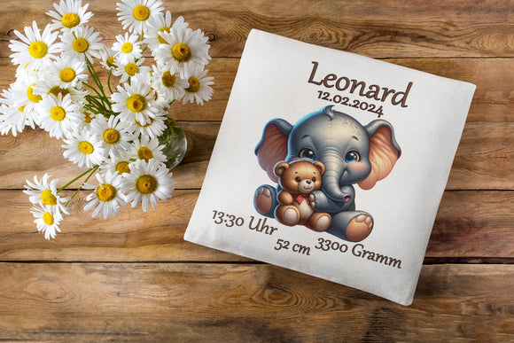 Personalisierbares Kissen mit Elefant und Kuscheltier – Elefantenbaby mit großen Ohren und Teddybär, eingerahmt von Uhrzeit, Gewicht, Größe und Datum.