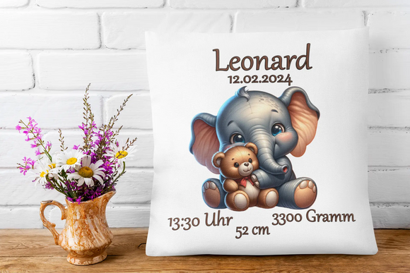 Weißes Zierkissen mit Tiermotiven zur Geburt – hochwertiges Design mit realistisch gezeichnetem Elefantenkind und Stoffbär, ergänzt durch Geburtsdaten.