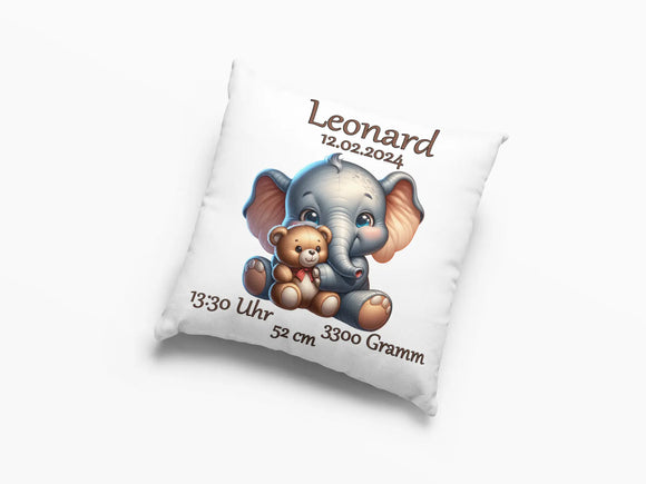 Geschenkidee zur Geburt mit liebevollem Tier-Duo – zentral platziertes Elefantenbaby hält einen Teddybären im Arm, darunter die personalisierten Geburtsangaben.