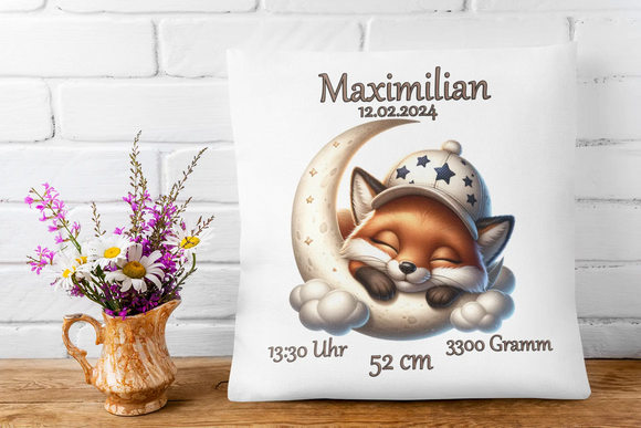 Kuschelkissen zur Geburt mit Fuchs und Halbmond – verträumtes Design mit schlafendem Babyfuchs, weichen Wolken und personalisierbaren Geburtswerten.