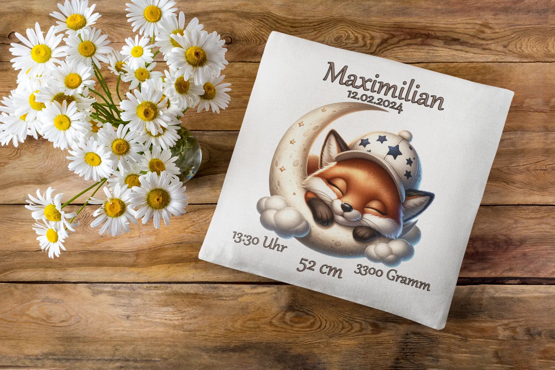 Baby-Kissen mit schlafendem Fuchs und Sternenmütze – liebevoll gestaltetes Tiermotiv auf weißem Hintergrund, ergänzt durch Uhrzeit, Größe, Gewicht und Geburtsdatum.