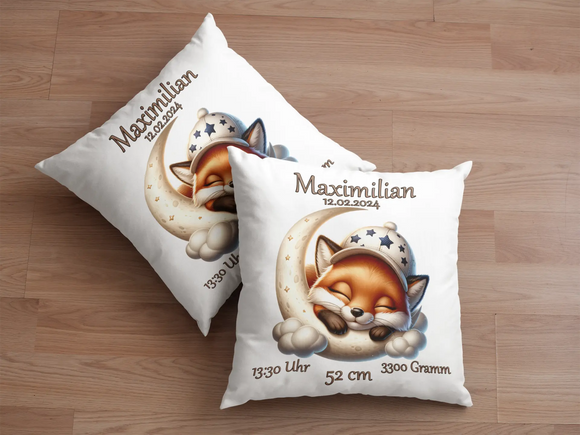 Geschenkidee zur Geburt mit Fuchs auf dem Mond – ruhiger Fuchs mit Schlafmütze kuschelt auf einer Mondsichel, dekoriert mit Sternen und Wolken.