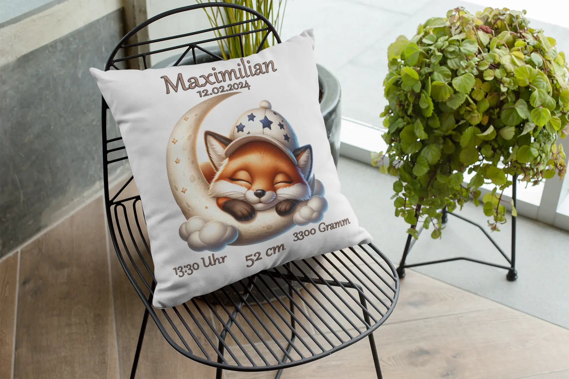 Personalisierbares Kissen mit Fuchs und Nachtmotiv – stilvolles Geburtskissen mit schlummerndem Fuchs, Halbmond und fluffigen Wolken.