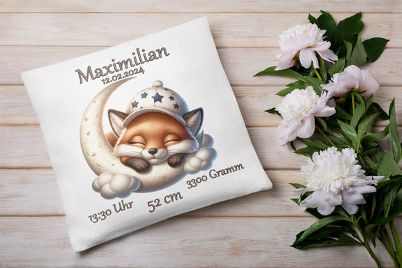 Weißes Geburtskissen mit Fuchs und himmlischem Design – entspannter Babyfuchs in Sternenmütze ruht auf dem Mond, ergänzt durch Geburtsinformationen.